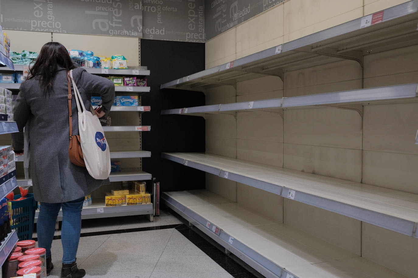 La avalancha de ciudadanos para realizar la compra ante la crisis del coronavirus provoca roturas de stock, aunque desde la industria de gran consumo y la distribución han vuelto a garantizar el abastecimiento de productos en tiendas y supermercados.