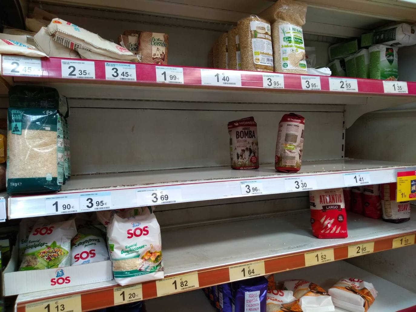 La avalancha de ciudadanos para realizar la compra ante la crisis del coronavirus provoca roturas de stock, aunque desde la industria de gran consumo y la distribución han vuelto a garantizar el abastecimiento de productos en tiendas y supermercados.