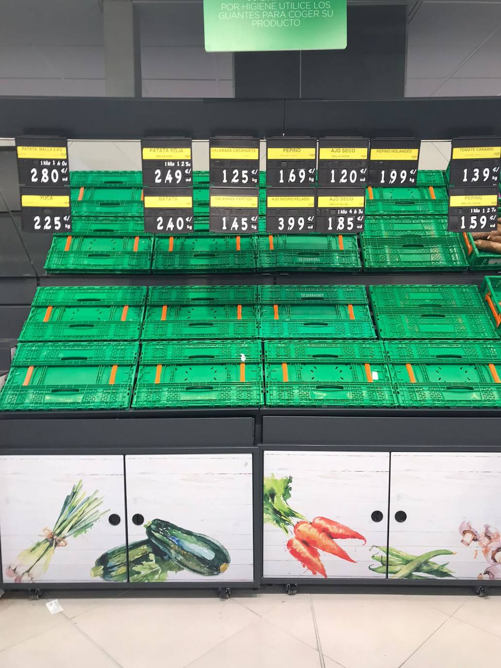 La avalancha de ciudadanos para realizar la compra ante la crisis del coronavirus provoca roturas de stock, aunque desde la industria de gran consumo y la distribución han vuelto a garantizar el abastecimiento de productos en tiendas y supermercados.