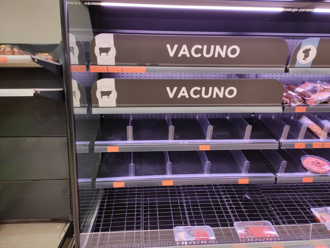 La avalancha de ciudadanos para realizar la compra ante la crisis del coronavirus provoca roturas de stock, aunque desde la industria de gran consumo y la distribución han vuelto a garantizar el abastecimiento de productos en tiendas y supermercados.