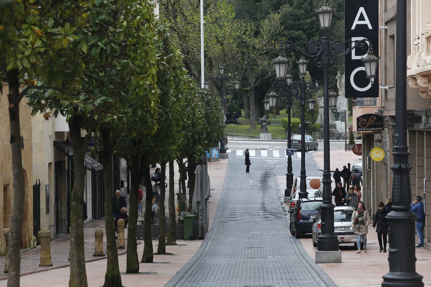 Las principales calles de todo el Principado han amanecido prácticamente vacías debido a las recomendaciones de las instituciones para prevenir el contagio del coronavirus. 