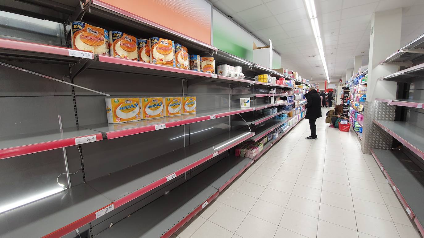 La crisis del Covid-19 ha provocado que los consumidores hayan decidido salir a comprar de forma masiva a adquirir provisiones para los próximos días. Algunas estanterías han quedado vacías a primera hora de este viernes, aunque los supermercados garantizan el abastecimiento, pero apuntan la dificultad para reponer artículos de inmediato. 