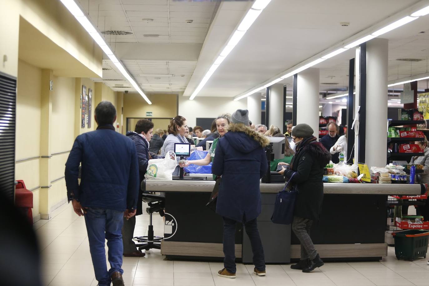 La crisis del Covid-19 ha provocado que los consumidores hayan decidido salir a comprar de forma masiva a adquirir provisiones para los próximos días. Algunas estanterías han quedado vacías a primera hora de este viernes, aunque los supermercados garantizan el abastecimiento, pero apuntan la dificultad para reponer artículos de inmediato. 