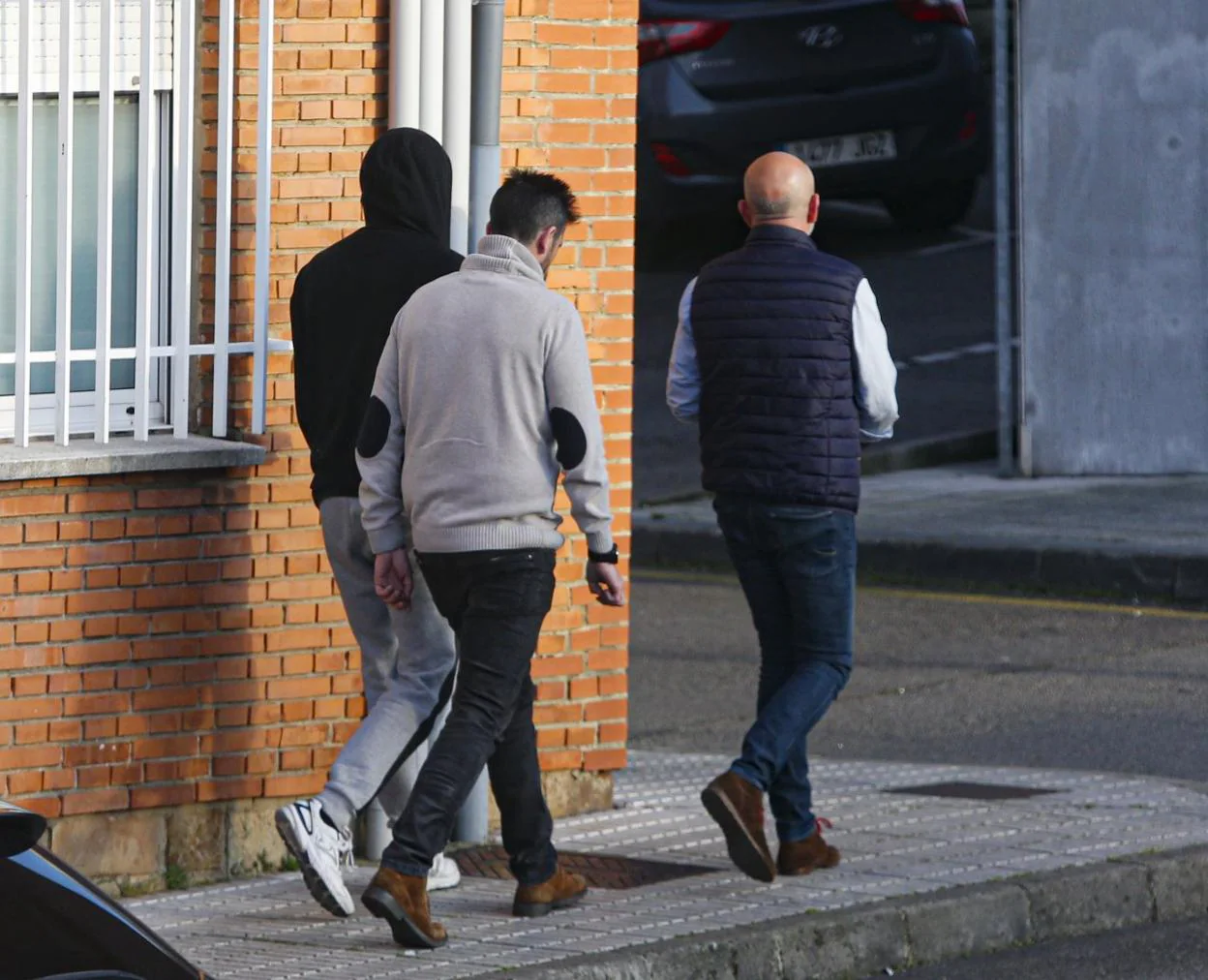 Pablo Juan Sánchez, con sudadera negra y pantalón de chándal gris, acompañado el miércoles por dos agentes de la Guardia Civil. 