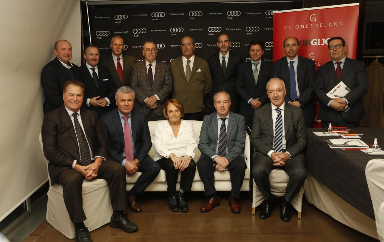 Los miembros del jurado del premio Gijónes del Año, ayer, antes de la reunión. 