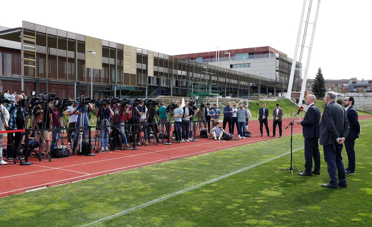 El presidente de la Federación Española de Fútbol, Luis Rubiales, tras la reunión mantenida en la Ciudad de Fútbol de Las Rozas con miembros de la LFP y la AFE. 