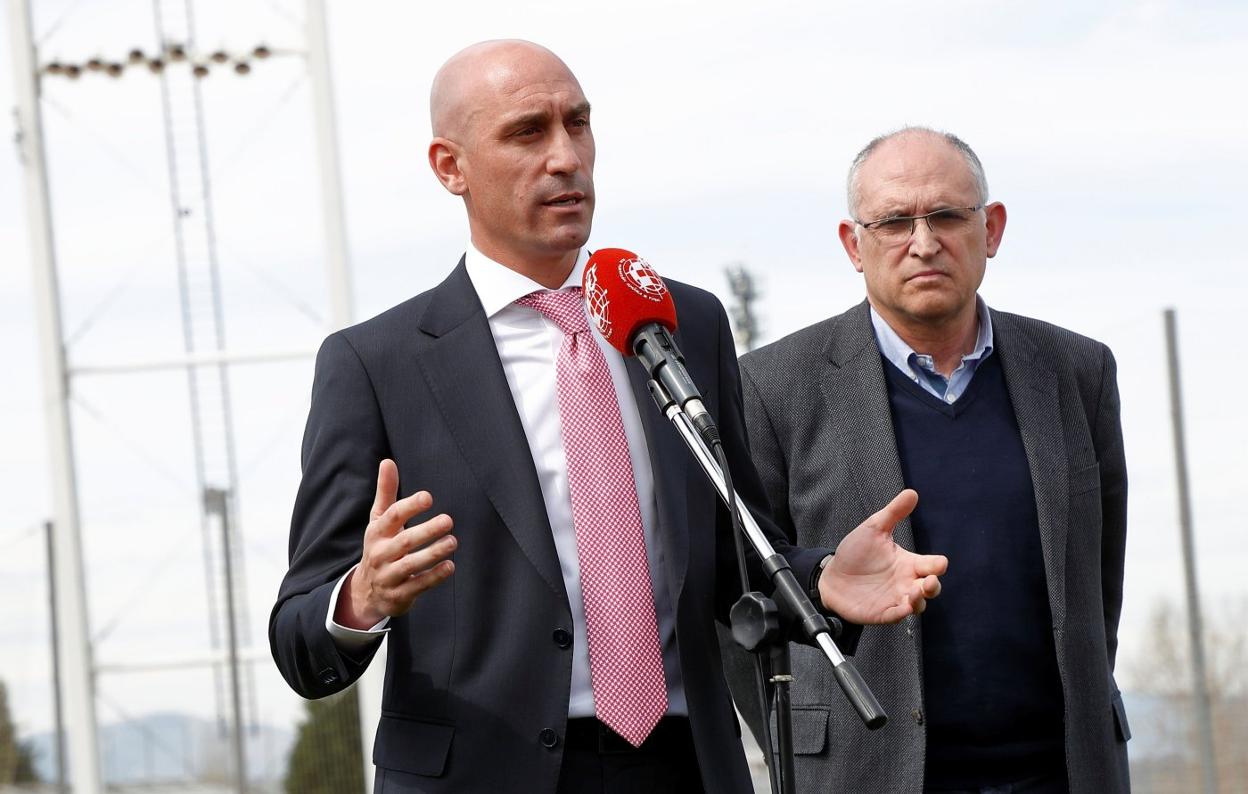 Rubiales, durante su comparecencia, con Andreu Camps junto a él. 