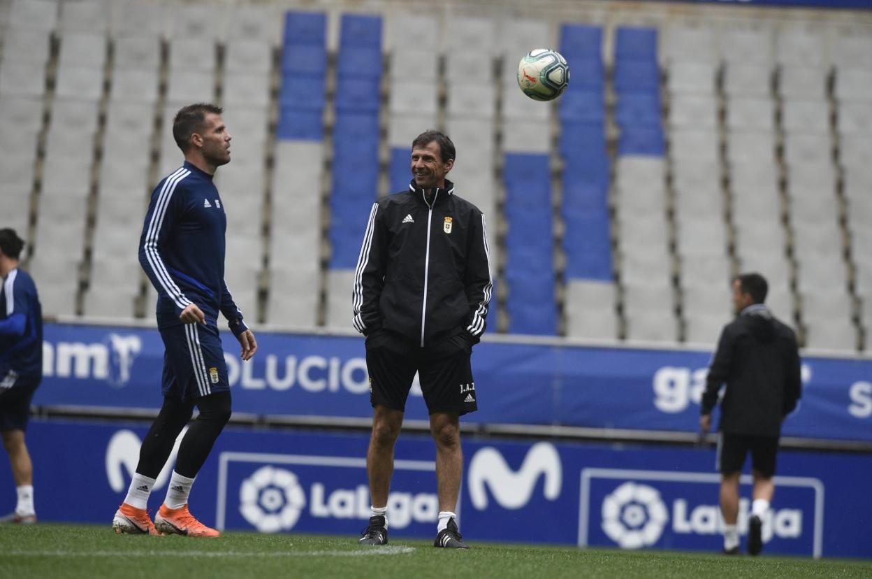 El técnico Ziganda observa al jugador Ortuño, en el Tartiere. 