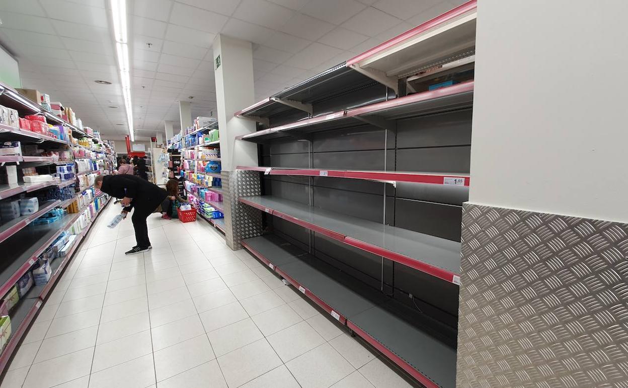 Coronavirus en Asturias | La patronal del transporte garantiza el abastecimiento de productos básicos en los supermercados