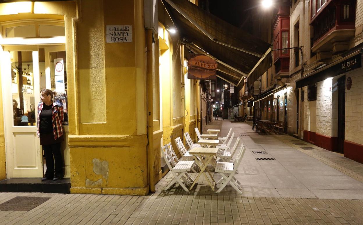 La ruta de los vinos de Gijón, anoche, prácticamente vacía. 