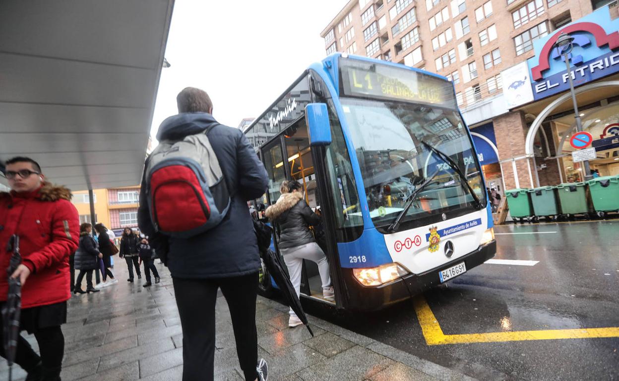 Usuarios del consoricio, en Avilés. 