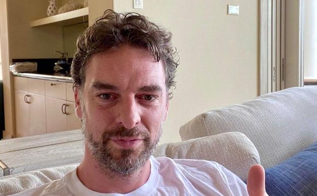 Pau Gasol, sentado en el sofá de su domicilio. 