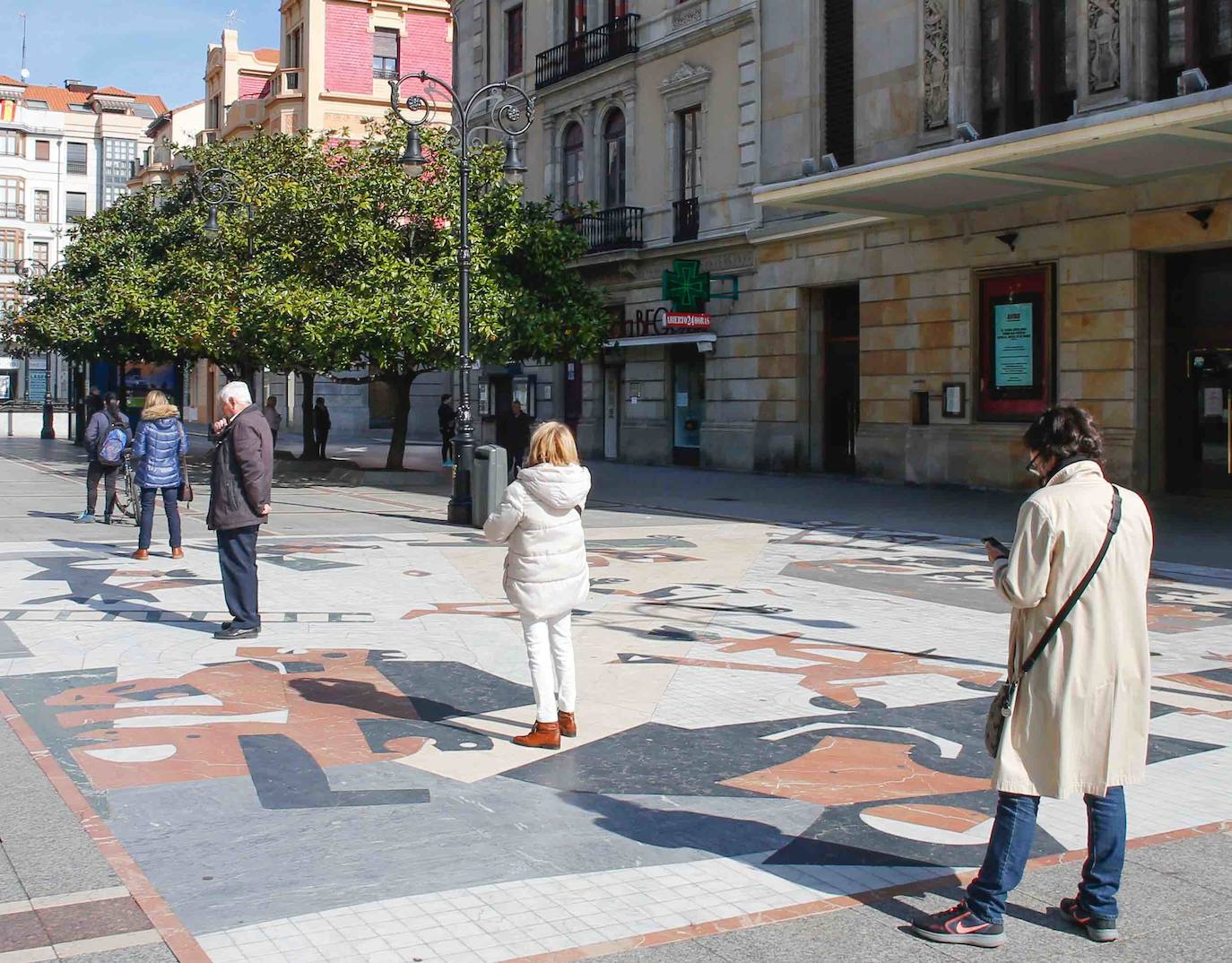 La primera jornada tras el anuncio de las restricciones por el coronavirus ha estado marcada en la región por el incumplimiento de algunos ciudadanos a los que las fuerzas y cuerpos de seguridad han pedido que regresen a sus casas. 