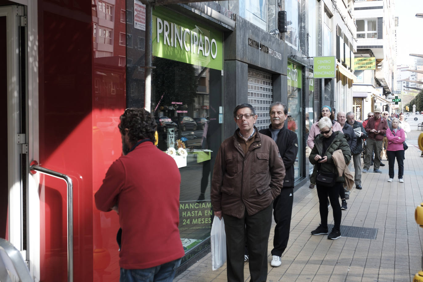 La primera jornada tras el anuncio de las restricciones por el coronavirus ha estado marcada en la región por el incumplimiento de algunos ciudadanos a los que las fuerzas y cuerpos de seguridad han pedido que regresen a sus casas. 