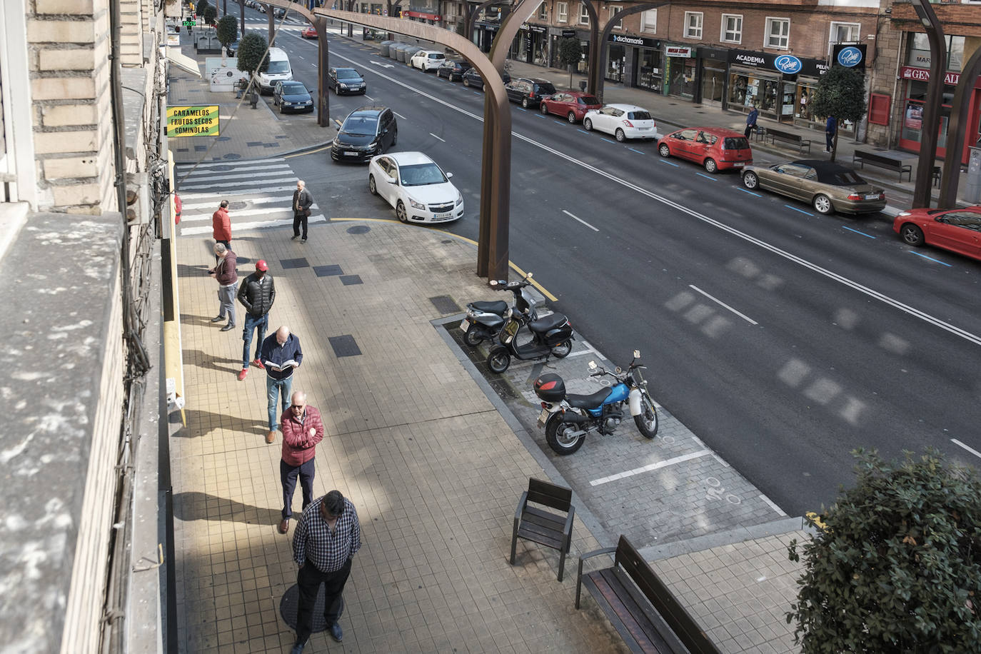 La primera jornada tras el anuncio de las restricciones por el coronavirus ha estado marcada en la región por el incumplimiento de algunos ciudadanos a los que las fuerzas y cuerpos de seguridad han pedido que regresen a sus casas. 