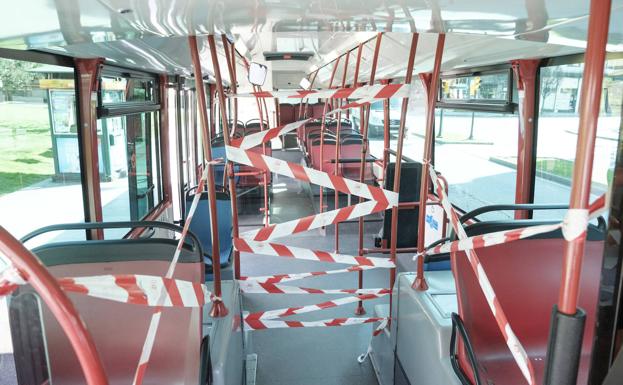 Imagen. Precintado en las puertas de los autobuses de Gijon para que la gente no acceda por las puertas delanteras. 