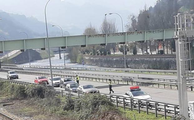 La Guardia Civil controla los vehículos que circulaban por la AS-66 a su paso por Mieres dirección Langreo y Oviedo.