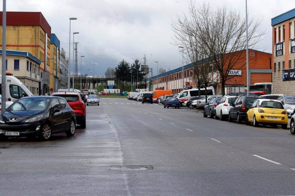 Calles y carreteras vacías y solo algunas personas trabajando en servicios indispensables y haciendo la compra