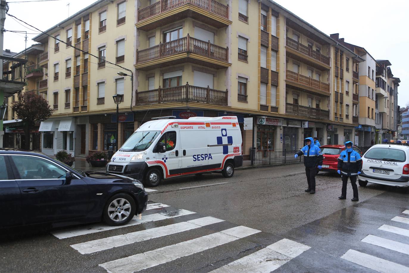 Calles y carreteras vacías y solo algunas personas trabajando en servicios indispensables y haciendo la compra