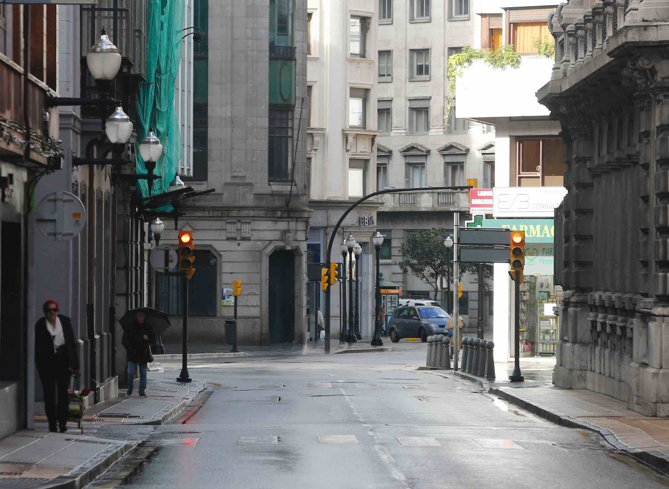 Calles y carreteras vacías y solo algunas personas trabajando en servicios indispensables y haciendo la compra