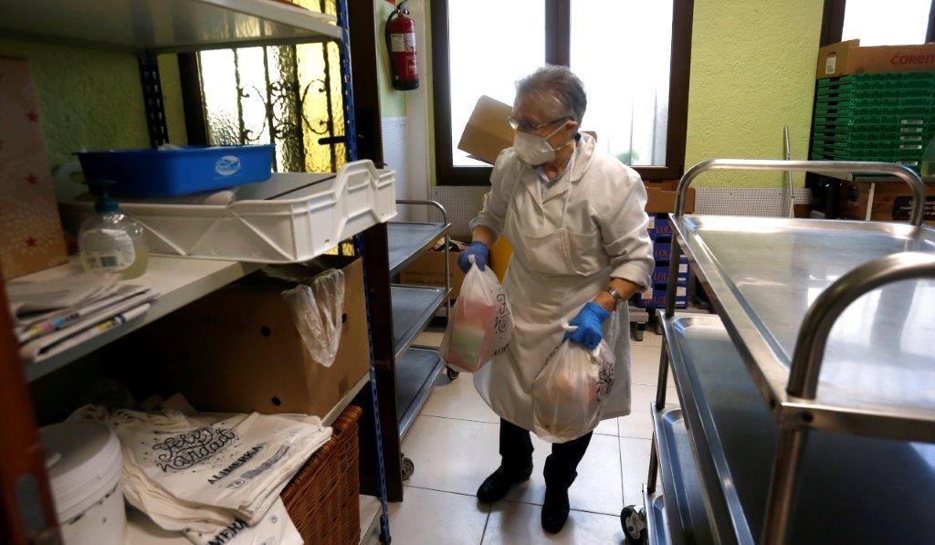 Los trabajadores comienzan una jornada laboral con estado de Alarma en vigor