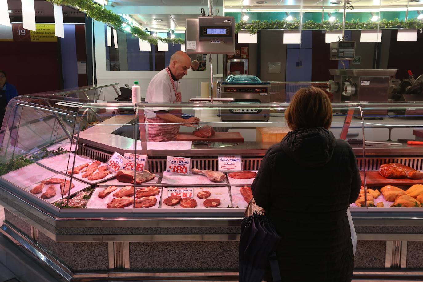 Desde primera hora, los ciudadanos hacen colas a las puertas de los supermercados para realizar la compra