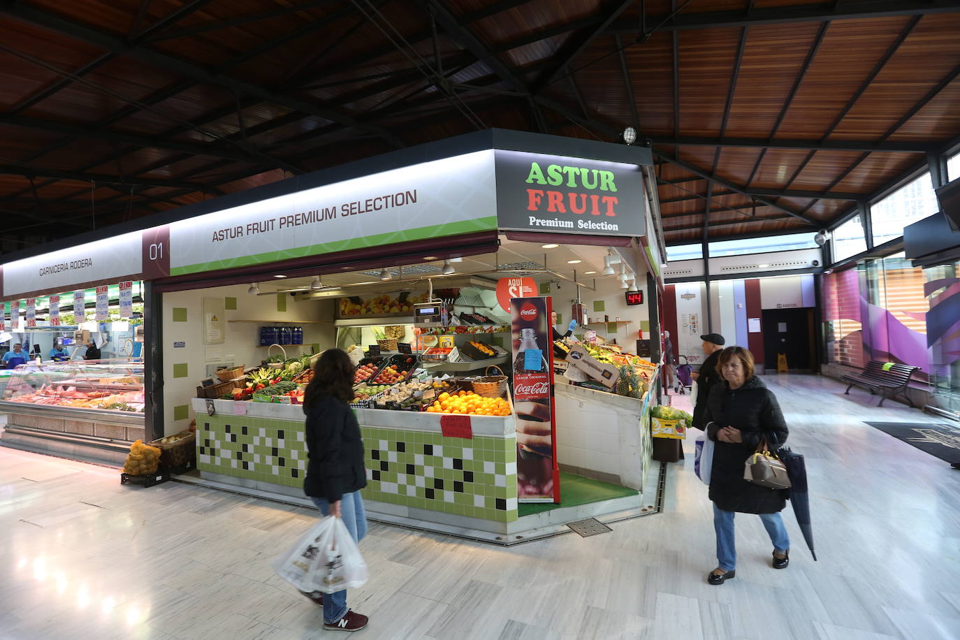 Desde primera hora, los ciudadanos hacen colas a las puertas de los supermercados para realizar la compra