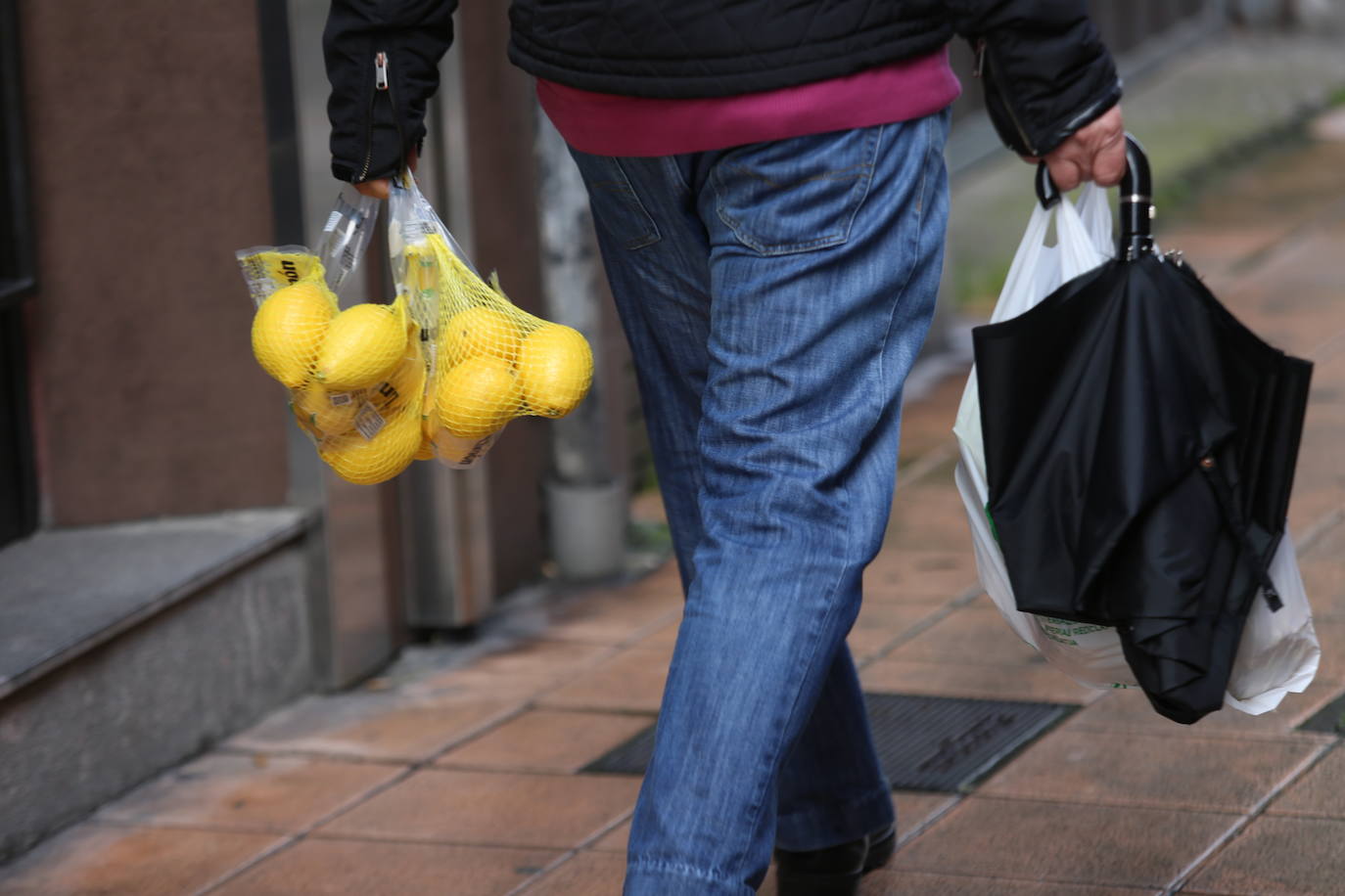 Desde primera hora, los ciudadanos hacen colas a las puertas de los supermercados para realizar la compra