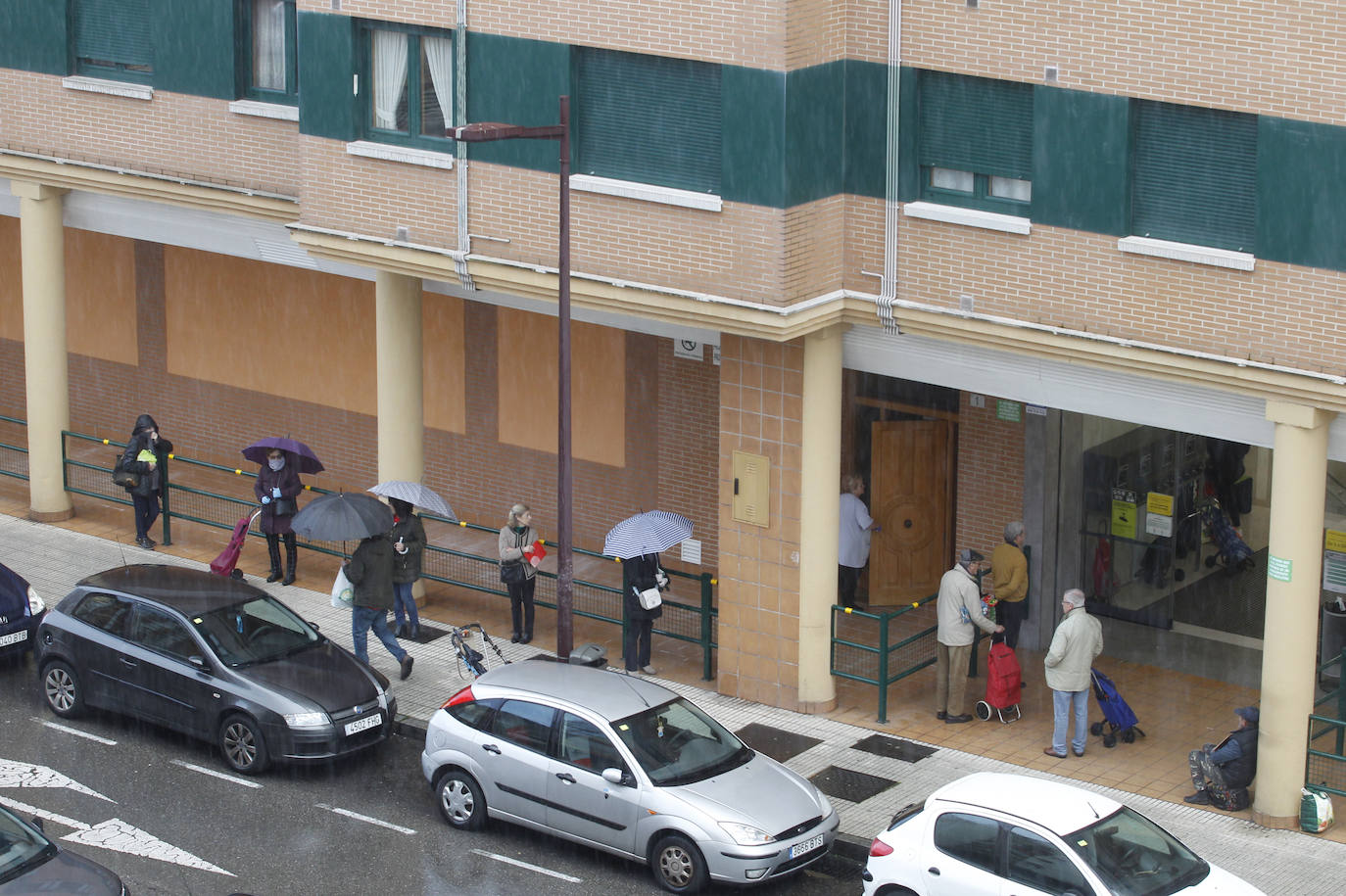 Desde primera hora, los ciudadanos hacen colas a las puertas de los supermercados para realizar la compra