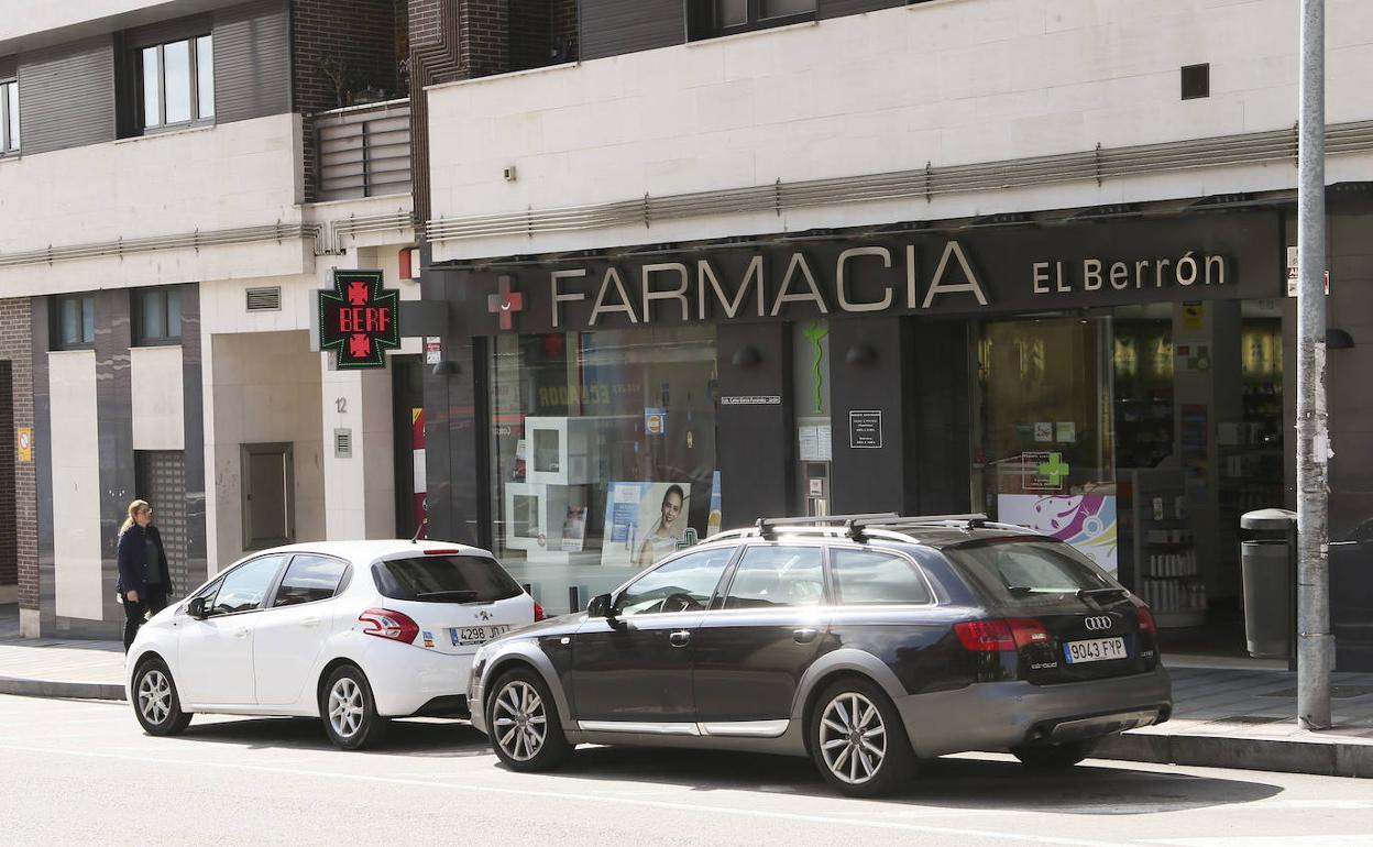 La Farmacia El Berrón donde un hombre intentó robar ayer a plena luz del día.