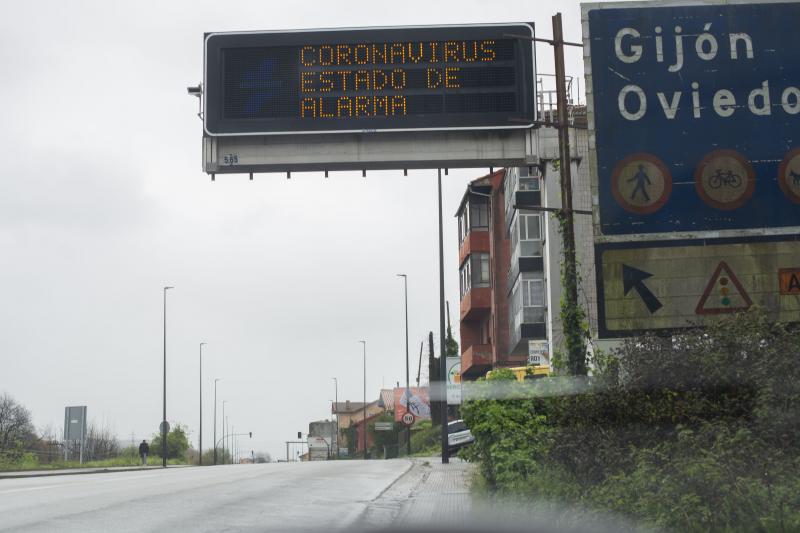 Calles y carreteras vacías y solo algunas personas trabajando en servicios indispensables y haciendo la compra