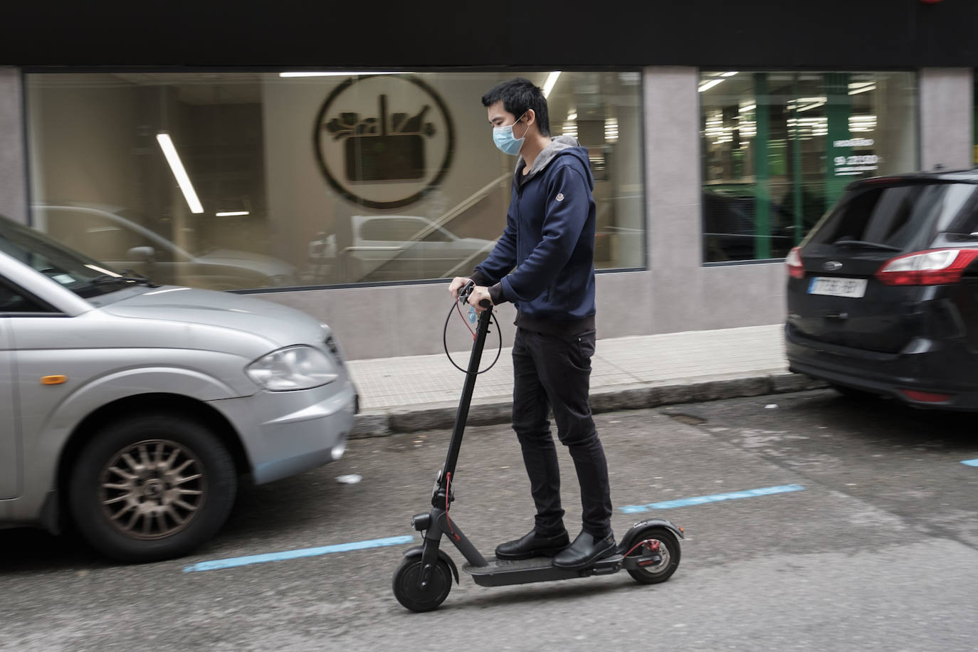 Calles y carreteras vacías y solo algunas personas trabajando en servicios indispensables y haciendo la compra