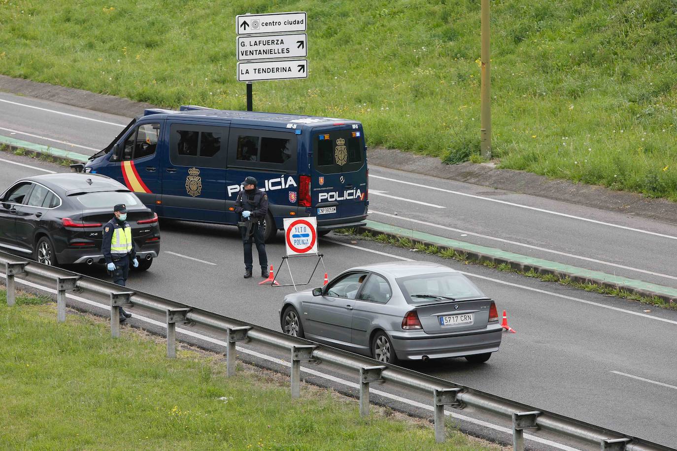 La Policía Nacional controla la entrada de vehículos a la capital