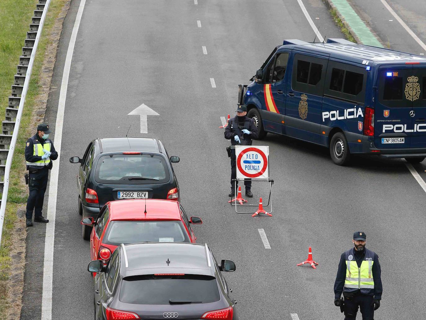 La Policía Nacional controla la entrada de vehículos a la capital