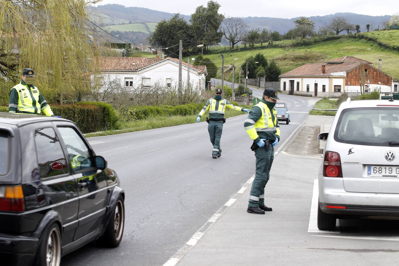 Agentes de la Guardia Civil, controlando el acceso a la carretera de La Camocha