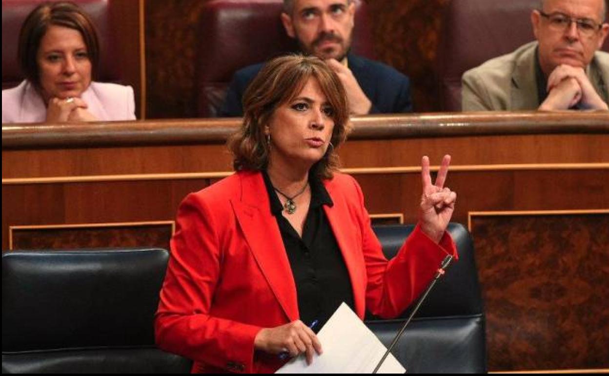 Delgado recuerda a los fiscales que las medidas de protección son «escasas» y más necesarias en Sanidad