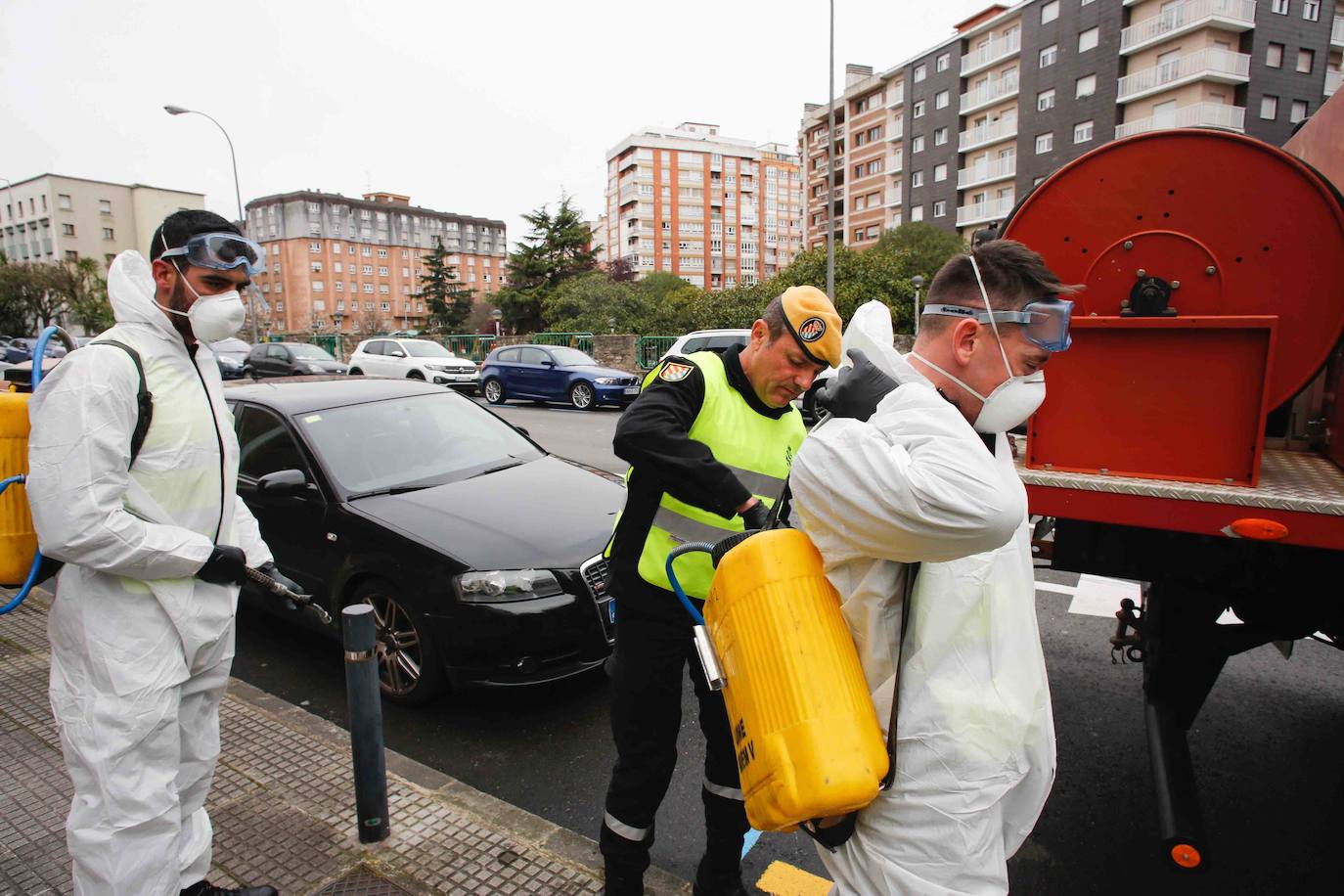 La Unidad Militar de Emergencias (UME) estuvo durante la mañana de este miércoles en el el Hospital de Cabueñes, el Hospital de Begoña y en el Sanatario Covadonga para desinfectar los entornos de los centros médicos con el objetivo de frenar la expansión del virus.