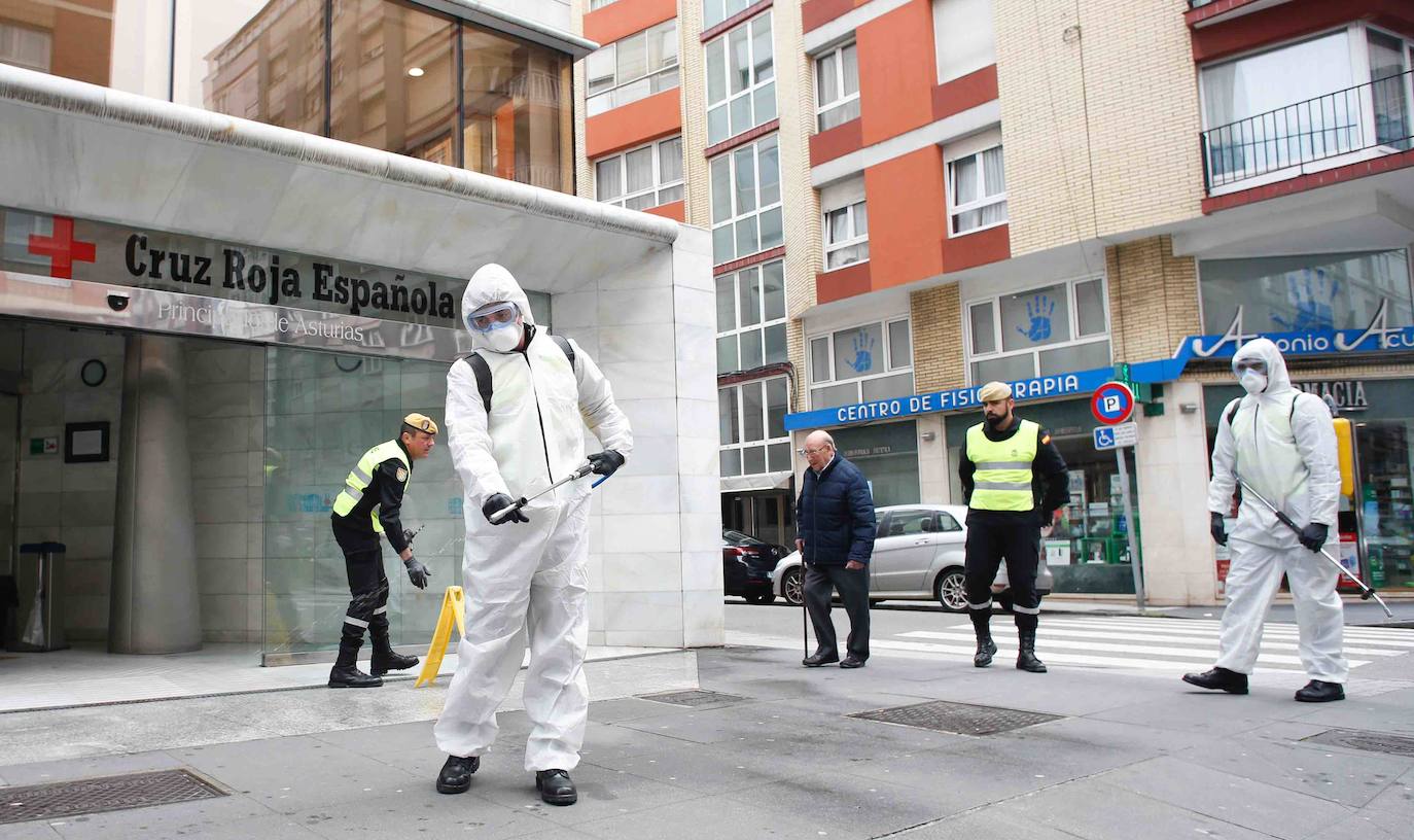 La Unidad Militar de Emergencias (UME) estuvo durante la mañana de este miércoles en el el Hospital de Cabueñes, el Hospital de Begoña y en el Sanatario Covadonga para desinfectar los entornos de los centros médicos con el objetivo de frenar la expansión del virus.