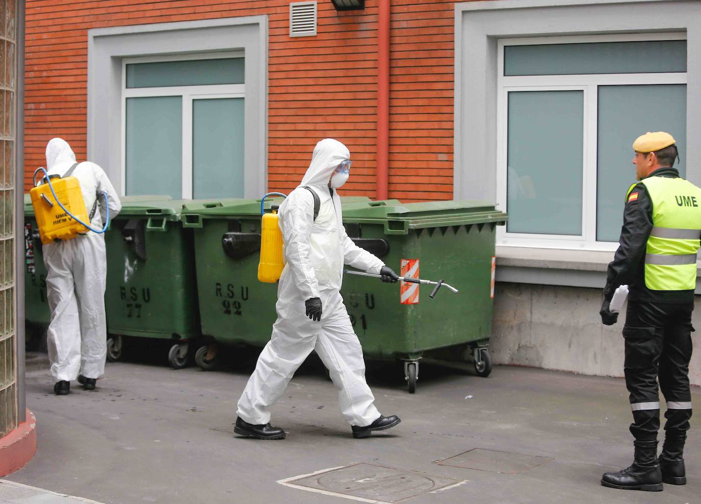 La Unidad Militar de Emergencias (UME) estuvo durante la mañana de este miércoles en el el Hospital de Cabueñes, el Hospital de Begoña y en el Sanatario Covadonga para desinfectar los entornos de los centros médicos con el objetivo de frenar la expansión del virus.