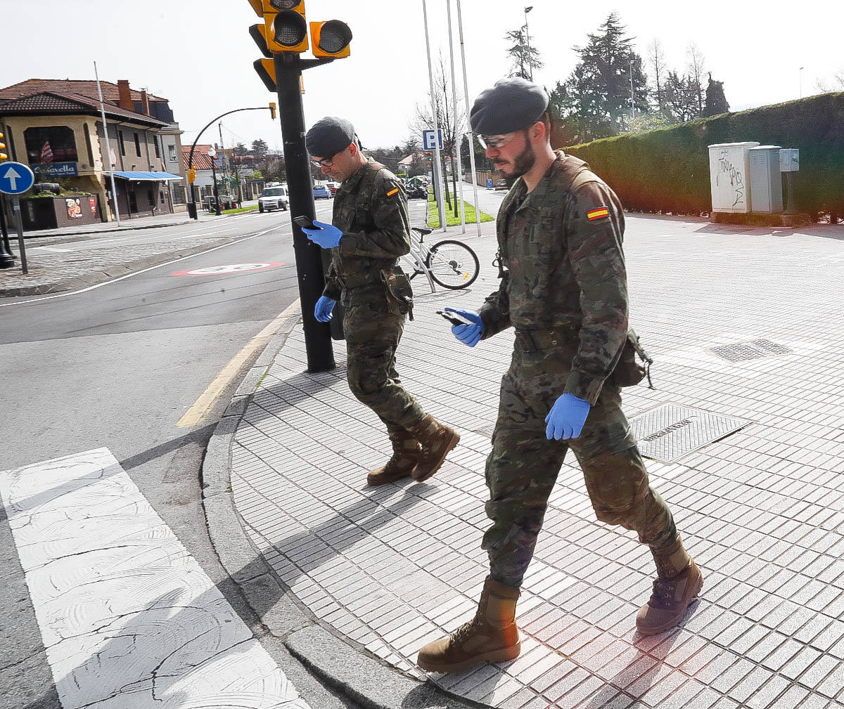 La Unidad Militar de Emergencias (UME) estuvo durante la mañana de este miércoles en el el Hospital de Cabueñes, el Hospital de Begoña y en el Sanatario Covadonga para desinfectar los entornos de los centros médicos con el objetivo de frenar la expansión del virus.