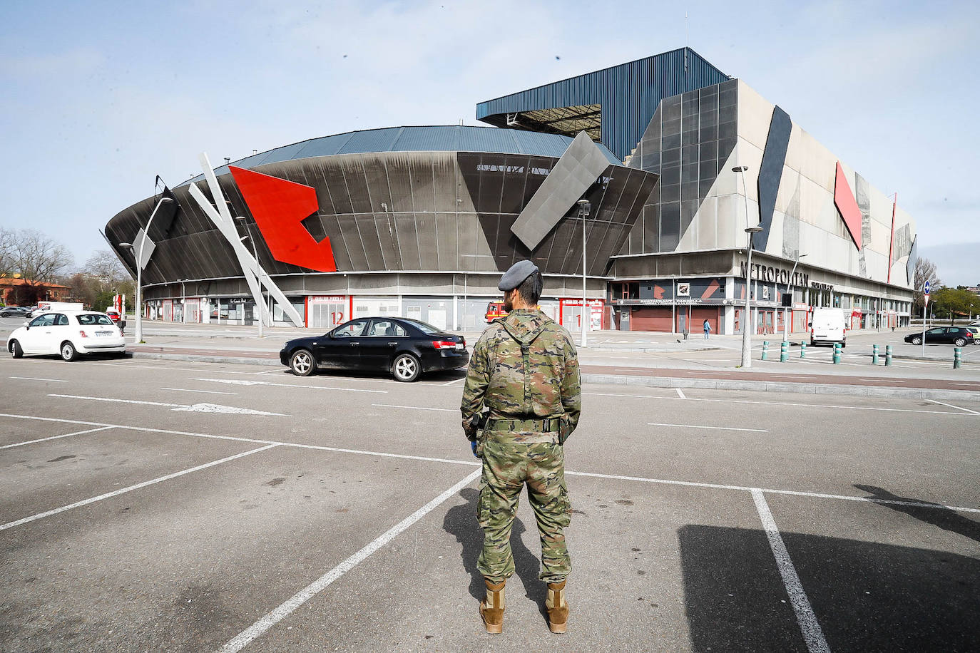 La Unidad Militar de Emergencias (UME) estuvo durante la mañana de este miércoles en el el Hospital de Cabueñes, el Hospital de Begoña y en el Sanatario Covadonga para desinfectar los entornos de los centros médicos con el objetivo de frenar la expansión del virus.