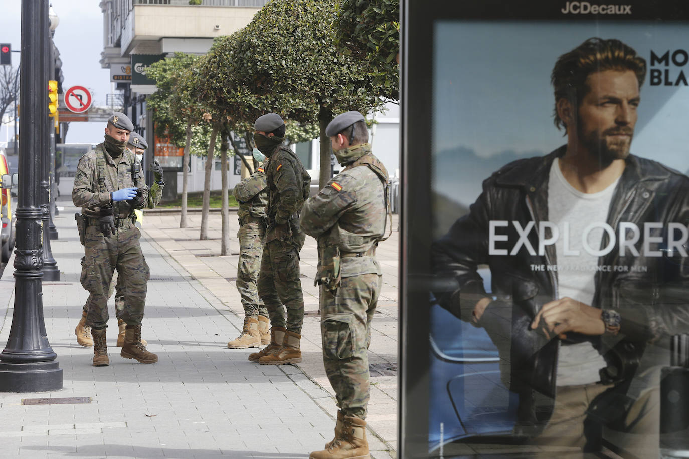 La Unidad Militar de Emergencias (UME) estuvo durante la mañana de este miércoles en el el Hospital de Cabueñes, el Hospital de Begoña y en el Sanatario Covadonga para desinfectar los entornos de los centros médicos con el objetivo de frenar la expansión del virus. El Ejército también estuvo en la zona de El Molinón y de la Plaza Mayor. 