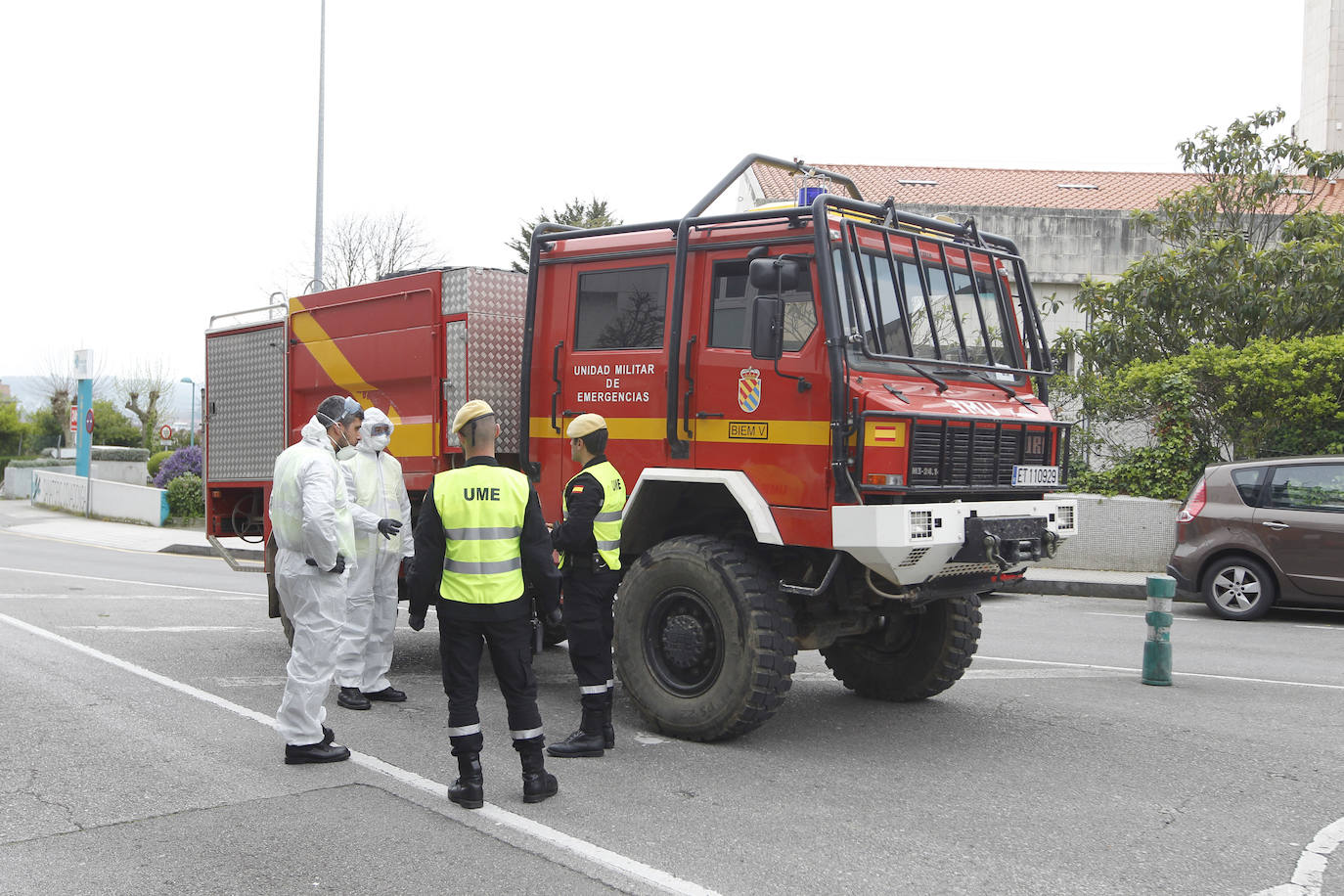 La Unidad Militar de Emergencias (UME) estuvo durante la mañana de este miércoles en el el Hospital de Cabueñes, el Hospital de Begoña y en el Sanatario Covadonga para desinfectar los entornos de los centros médicos con el objetivo de frenar la expansión del virus.