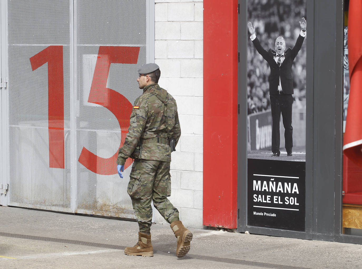 La Unidad Militar de Emergencias (UME) estuvo durante la mañana de este miércoles en el el Hospital de Cabueñes, el Hospital de Begoña y en el Sanatario Covadonga para desinfectar los entornos de los centros médicos con el objetivo de frenar la expansión del virus. El Ejército también estuvo en la zona de El Molinón y de la Plaza Mayor. 