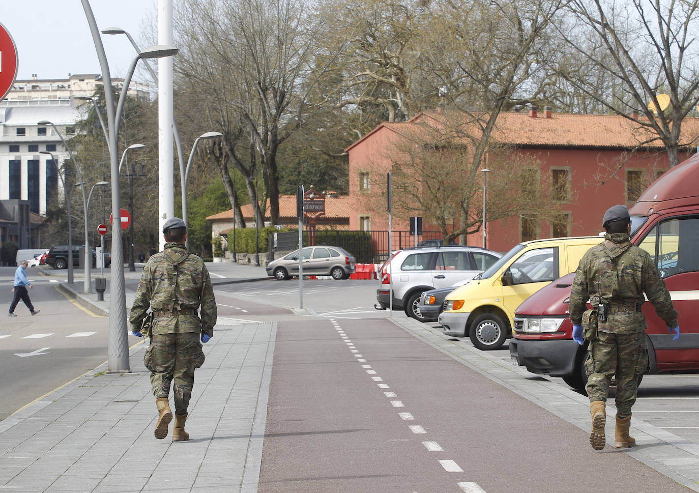 La Unidad Militar de Emergencias (UME) estuvo durante la mañana de este miércoles en el el Hospital de Cabueñes, el Hospital de Begoña y en el Sanatario Covadonga para desinfectar los entornos de los centros médicos con el objetivo de frenar la expansión del virus. El Ejército también estuvo en la zona de El Molinón y de la Plaza Mayor. 