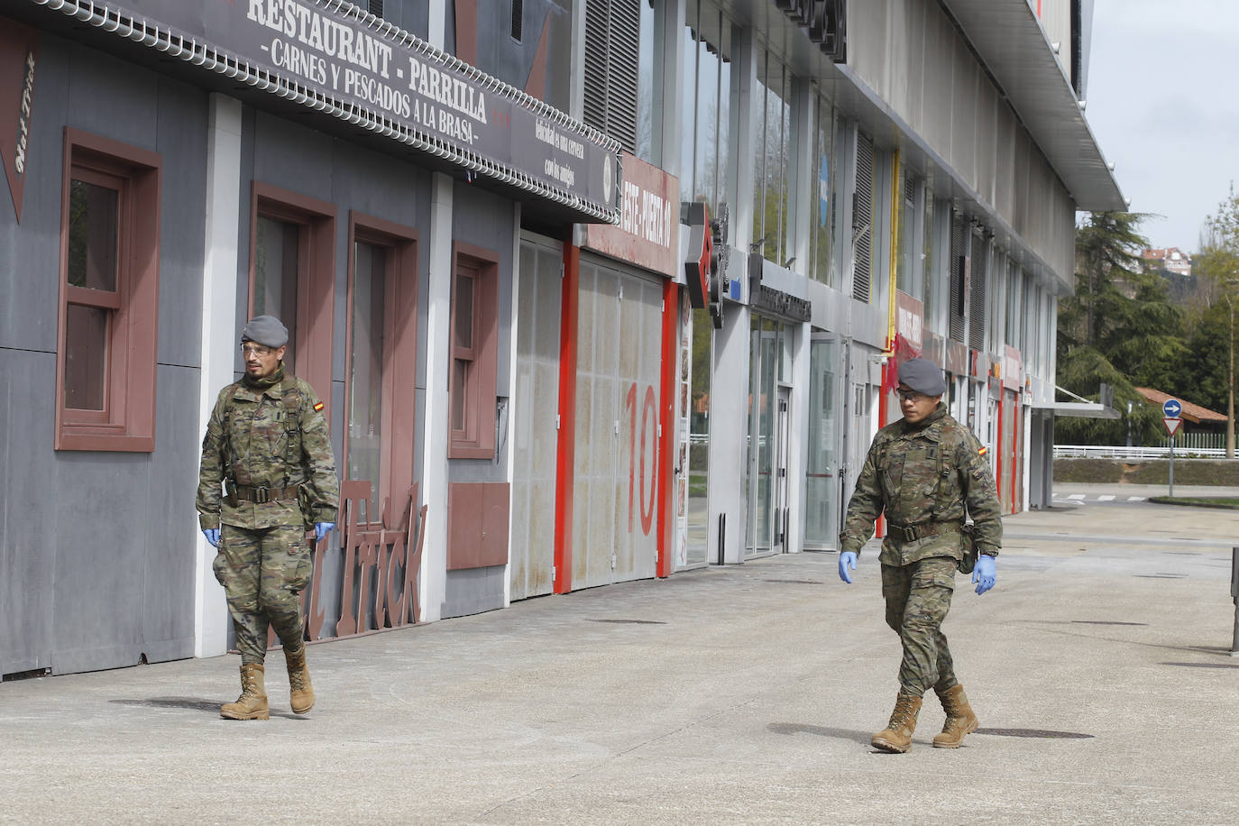 La Unidad Militar de Emergencias (UME) estuvo durante la mañana de este miércoles en el el Hospital de Cabueñes, el Hospital de Begoña y en el Sanatario Covadonga para desinfectar los entornos de los centros médicos con el objetivo de frenar la expansión del virus. El Ejército también estuvo en la zona de El Molinón y de la Plaza Mayor. 