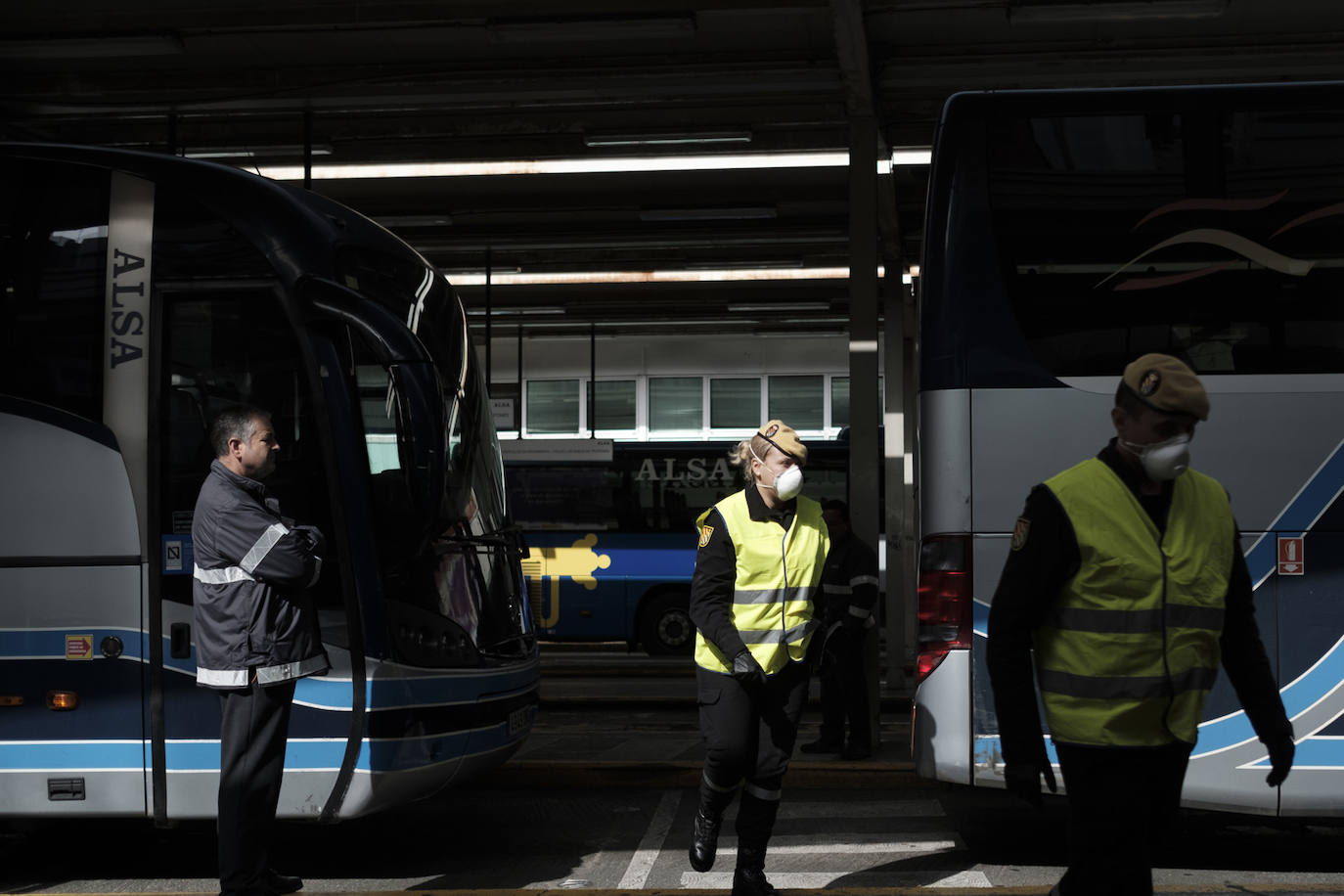 La Unidad Militar de Emergencias (UME) estuvo durante la mañana de este miércoles en el el Hospital de Cabueñes, el Hospital de Begoña y en el Sanatario Covadonga para desinfectar los entornos de los centros médicos con el objetivo de frenar la expansión del virus. El Ejército también estuvo en la zona de El Molinón y de la Plaza Mayor. 