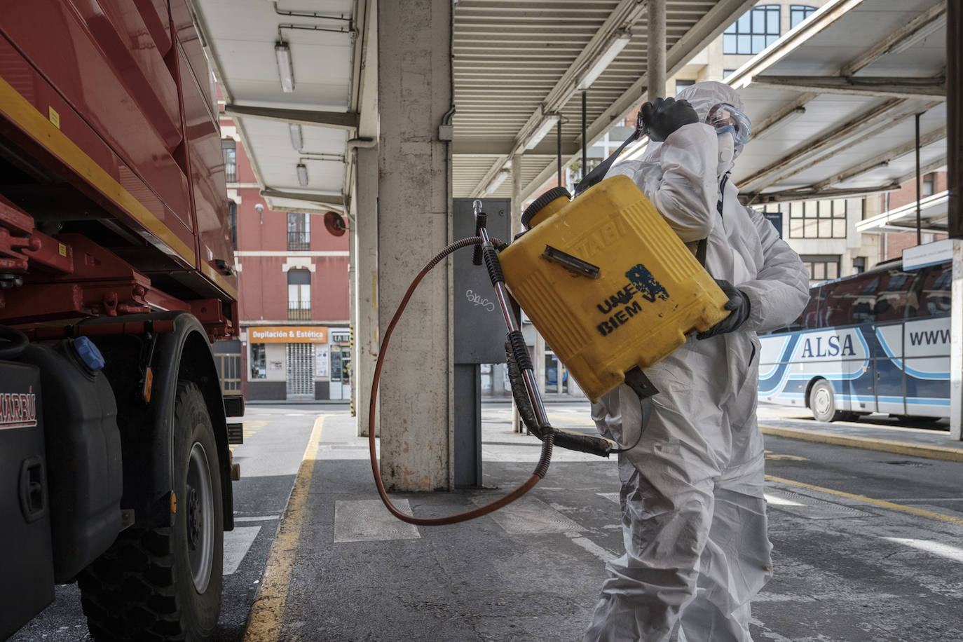 La Unidad Militar de Emergencias (UME) estuvo durante la mañana de este miércoles en el el Hospital de Cabueñes, el Hospital de Begoña y en el Sanatario Covadonga para desinfectar los entornos de los centros médicos con el objetivo de frenar la expansión del virus. El Ejército también estuvo en la zona de El Molinón y de la Plaza Mayor. 