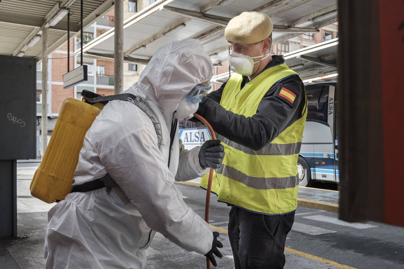 La Unidad Militar de Emergencias (UME) estuvo durante la mañana de este miércoles en el el Hospital de Cabueñes, el Hospital de Begoña y en el Sanatario Covadonga para desinfectar los entornos de los centros médicos con el objetivo de frenar la expansión del virus. El Ejército también estuvo en la zona de El Molinón y de la Plaza Mayor. 