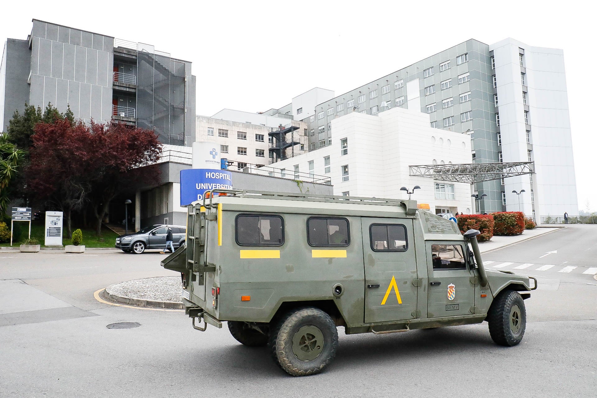 La Unidad Militar de Emergencias (UME) estuvo durante la mañana de este miércoles en el el Hospital de Cabueñes y en el Hospital de Begoña para desinfectar los entornos de los centros médicos con el objetivo de frenar la expansión del virus.